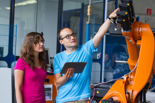 Zwei Studenten an elektrischem Automatisierungssystem