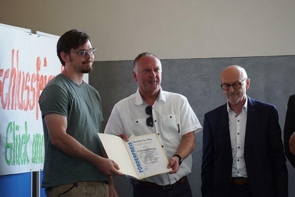 Erstmals Förderpreis der Bauhütte der Pfalz an einen Meisteranwärter (von links): Julian Kohl mit Hüttenmeister Werner Kleber und seinem Stellvertreter Jürgen Klug