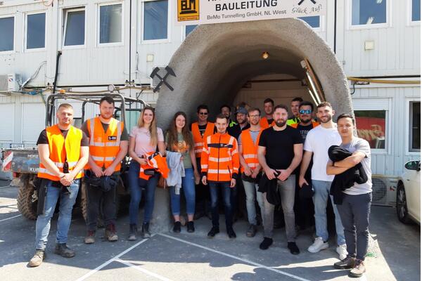 Tiefbautechniker auf der Baustelle des Tunnels in Bad Bergzabern